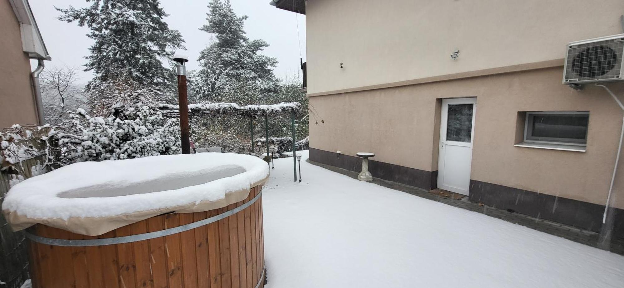 Lugas Apartman Miskolctapolca 2 Haloszoba Dezsa Es Jakuzzi Koezel A Barlangfuerdohoez Exterior photo