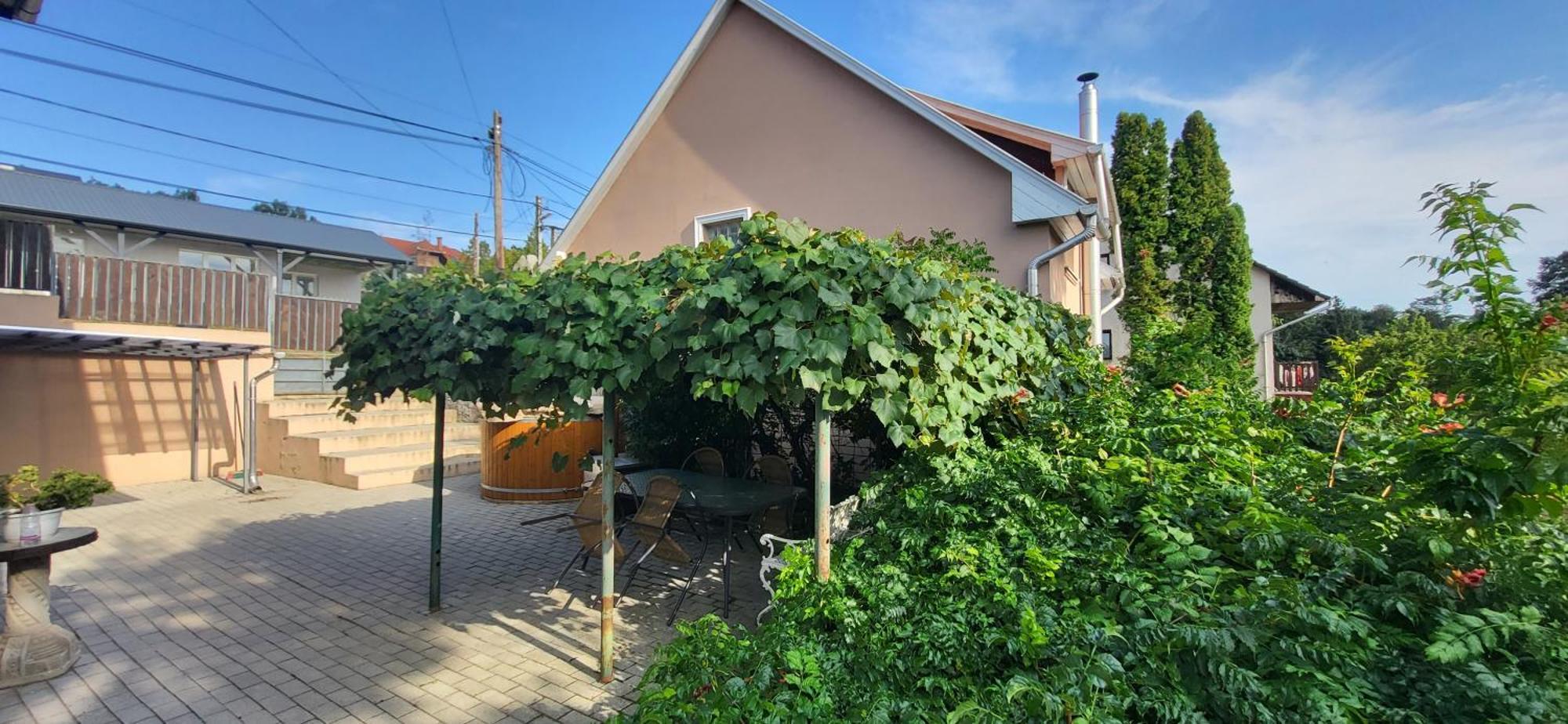 Lugas Apartman Miskolctapolca 2 Haloszoba Dezsa Es Jakuzzi Koezel A Barlangfuerdohoez Exterior photo